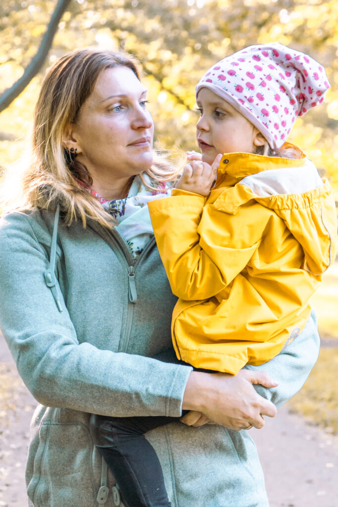 Familienshooting outdoor Natur natürliche Familienfotos-min