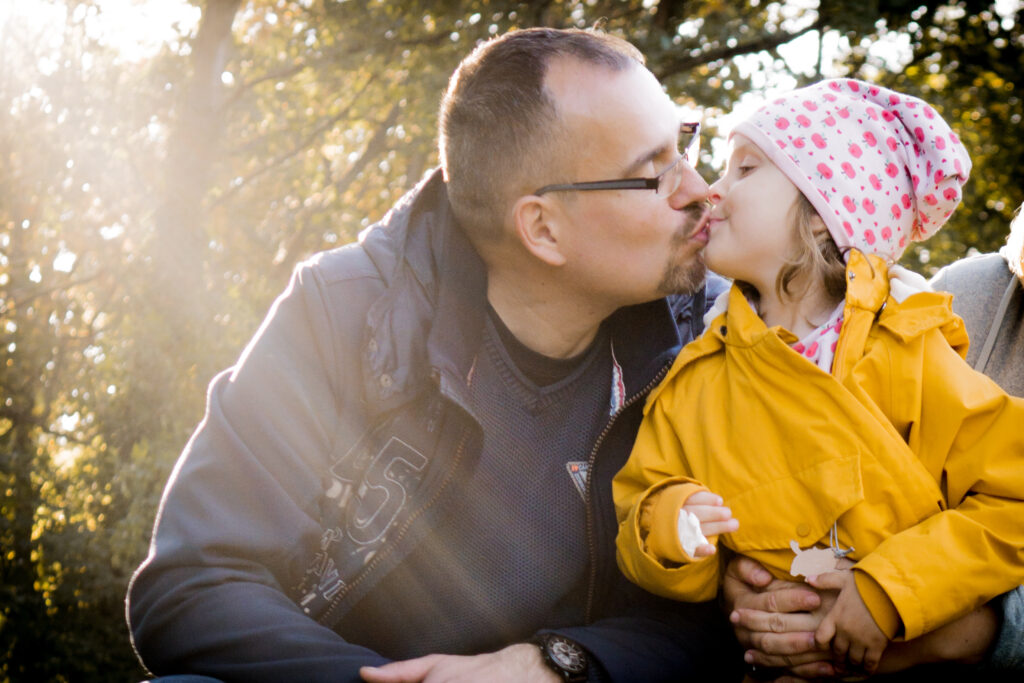 Familienshooting outdoor Natur natürliche Familienfotos-min
