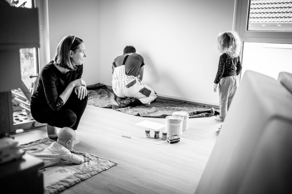 Familienshooting Homestory zu Hause Geschwister Baby Familienfotos-18-min