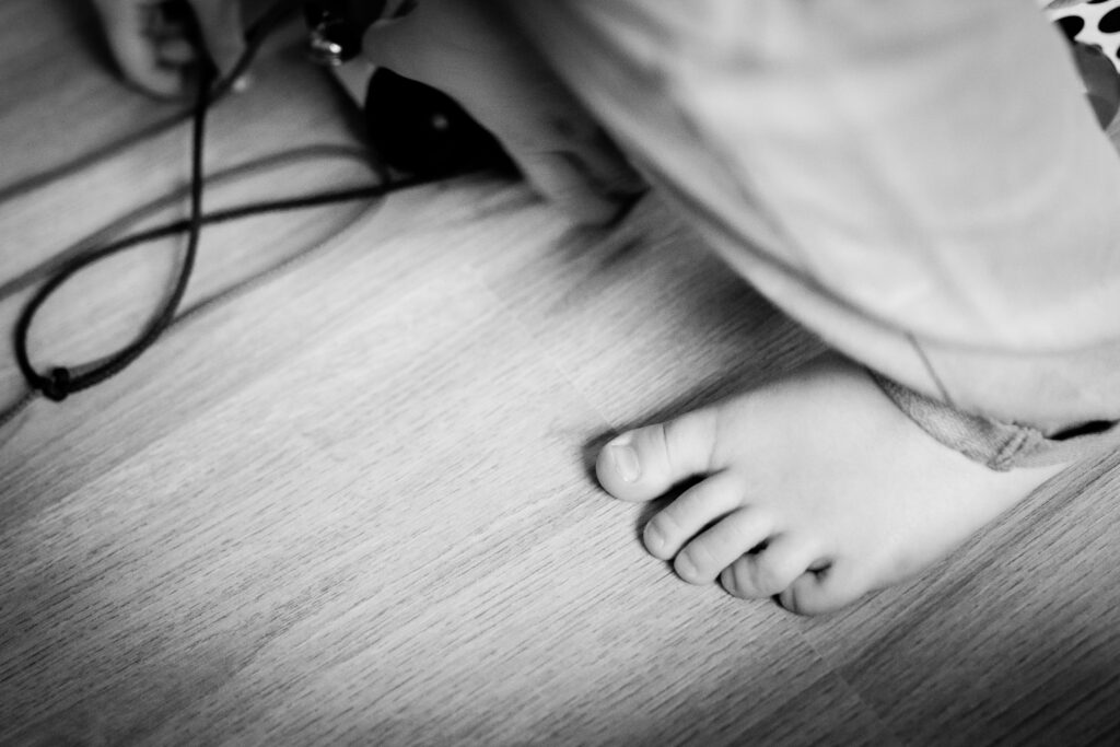 Familienshooting Homestory zu Hause Geschwister Baby Familienfotos-18-min